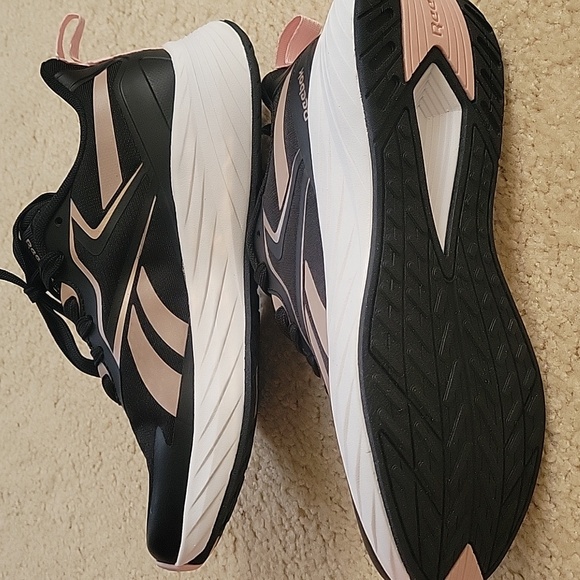 NWT Reebok Verse Black and LT Pink Sneakers - Picture 4 of 6